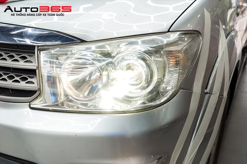 Đèn chính Toyota Fortuner sau khi lắp bi LED