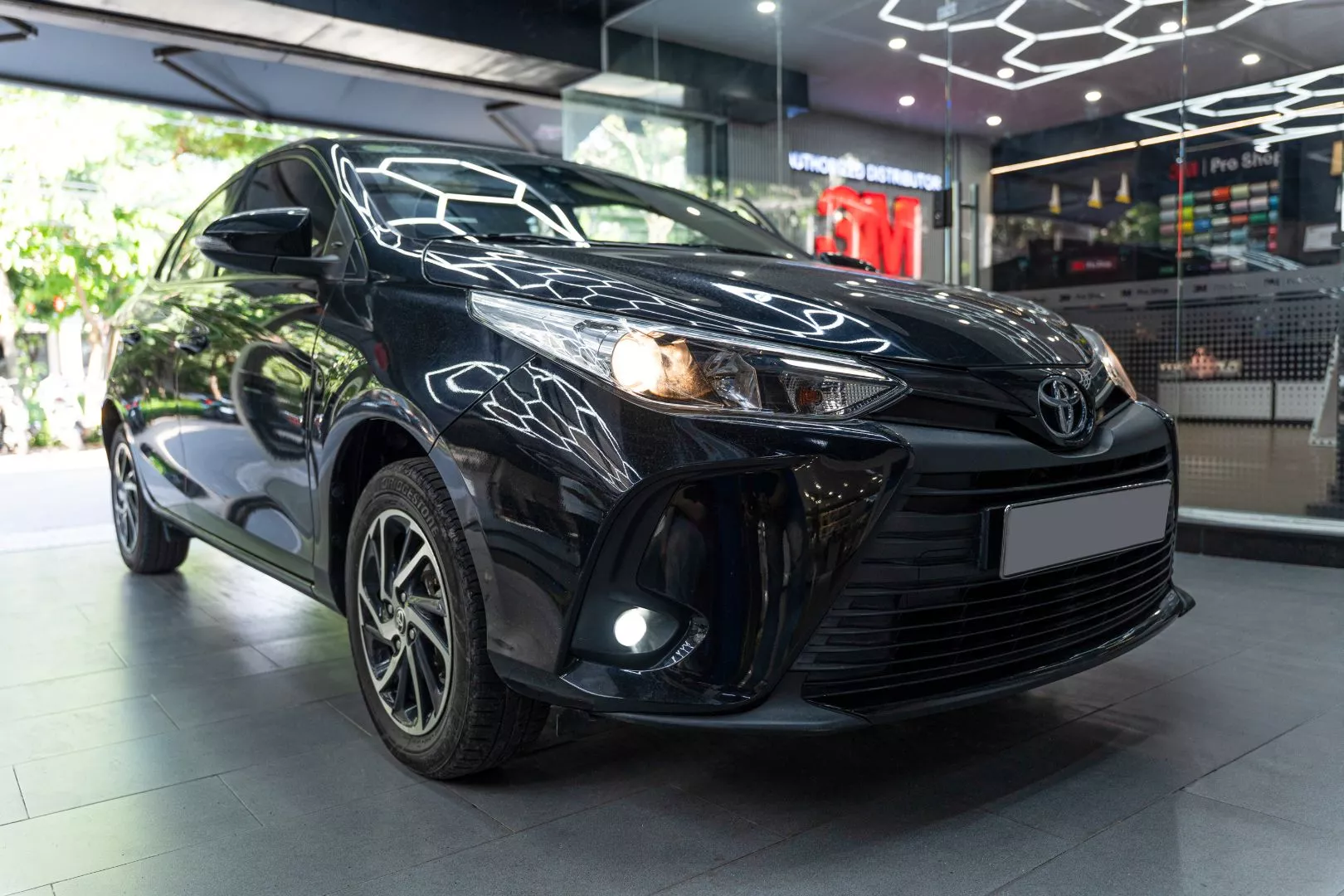 Chi tiết Toyota Vios 1.5E CVT 2021 khi nâng cấp X-Light F10 2.0 New, toàn xe góc bên phải (Ảnh chỉ minh họa điều kiện kiểm tra trong ca này, không thay thế phép đo quang học chuẩn hóa)