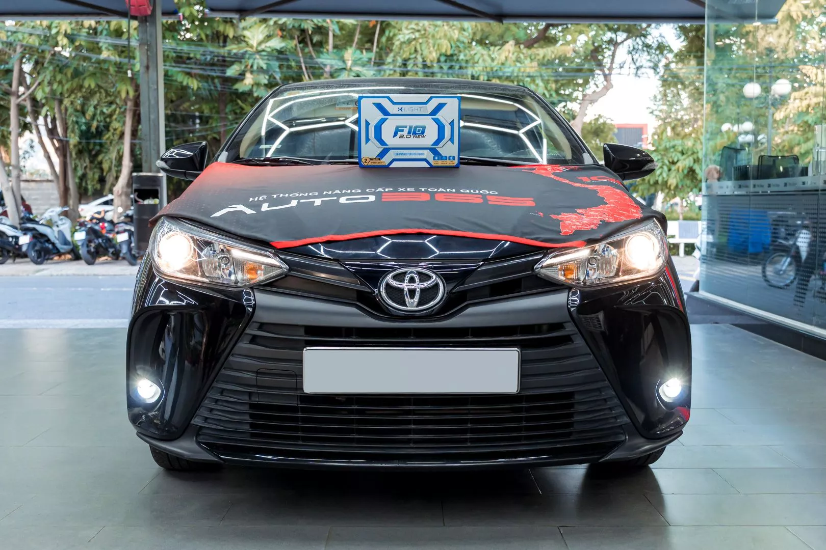 Toyota Vios 1.5E CVT 2021 khi nâng cấp X-Light F10 2.0 New, toàn xe chính diện (Ảnh chỉ minh họa điều kiện kiểm tra trong ca này, không thay thế phép đo quang học chuẩn hóa)