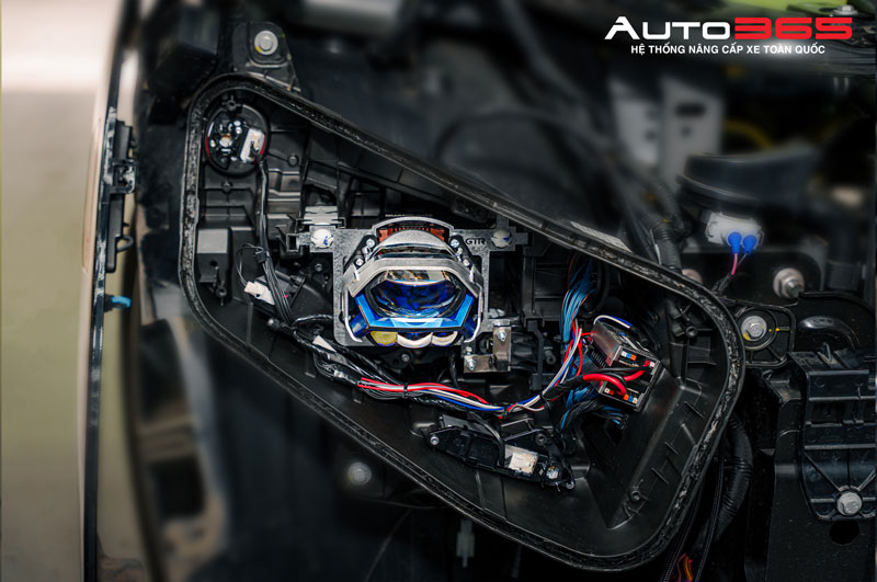 trai-nghiem-lai-xe-ban-dem-khac-biet-sau-khi-nang-cap-anh-sang  (1).jpg