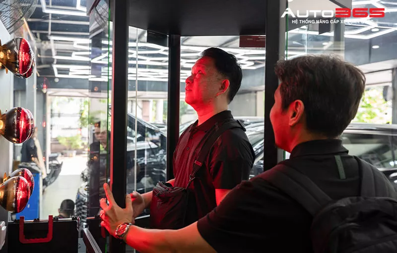 Tủ test so sánh trải nghiệm nhiệt giữa các mẫu phim cách nhiệt