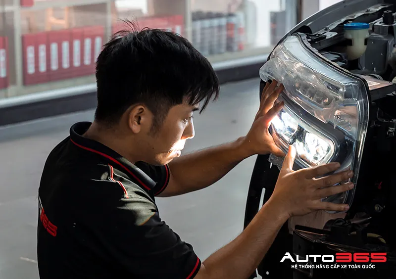 Kỹ thuật viên Auto365 kiểm tra cụm đèn trước khi lắp V20L Quantum 
