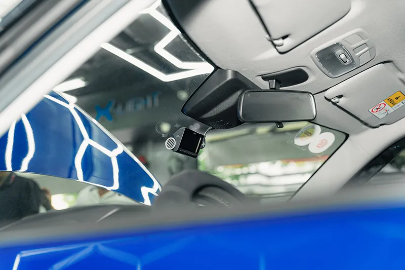 Vị trí camera trước A800SE gần gương chiếu hậu trong cabin Suzuki Swift GLX 2024