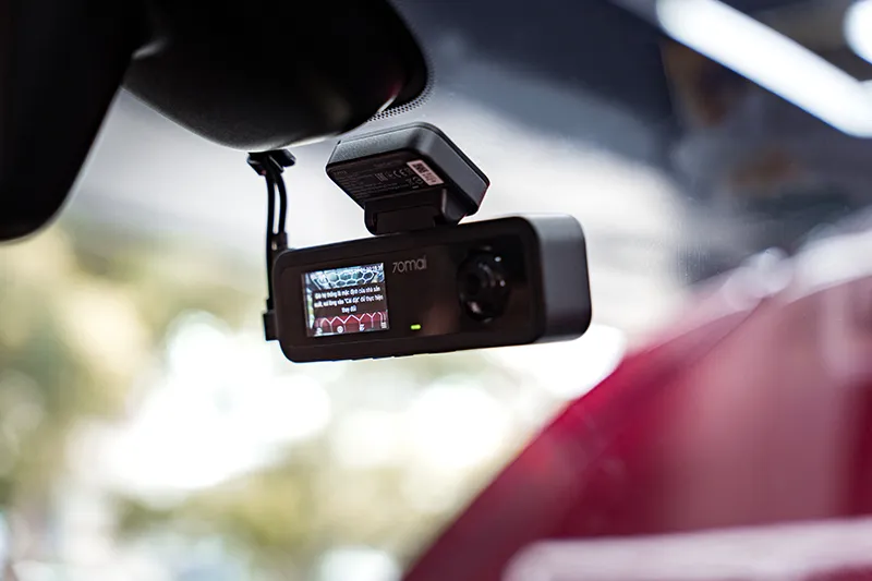 Camera chính 70mai T400 tại khu vực kính lái