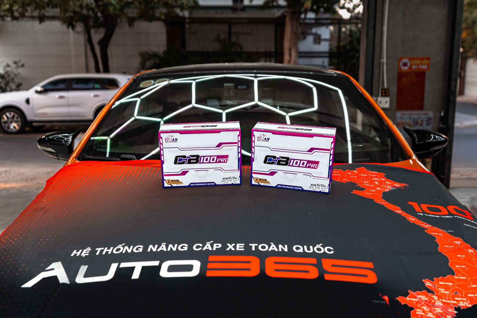 Cận cảnh hộp đèn CB100 Pro trên Volkswagen Scirocco