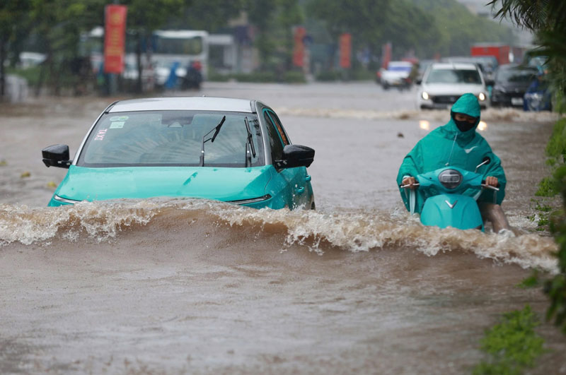 xe-dien-di-duong-ngap-nuoc-duoc-khong-su-that-khi-di-mua-bao-bang-xe-dien (4).jpg