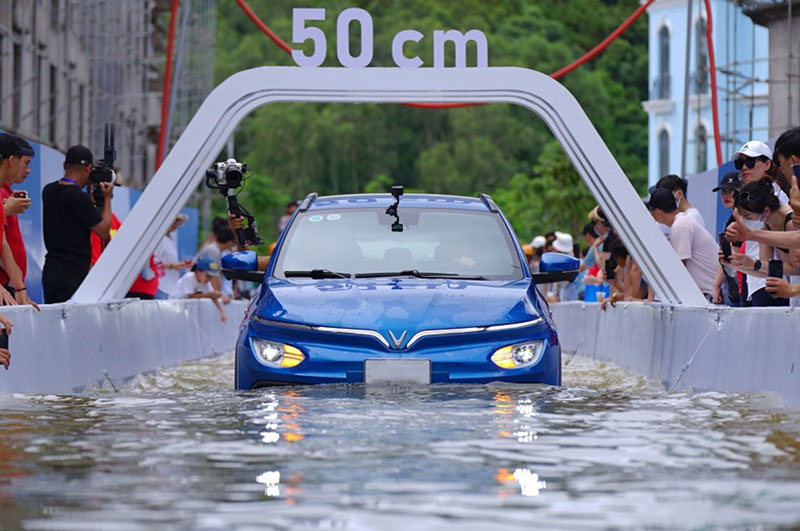 xe-dien-di-duong-ngap-nuoc-duoc-khong-su-that-khi-di-mua-bao-bang-xe-dien (5).jpg
