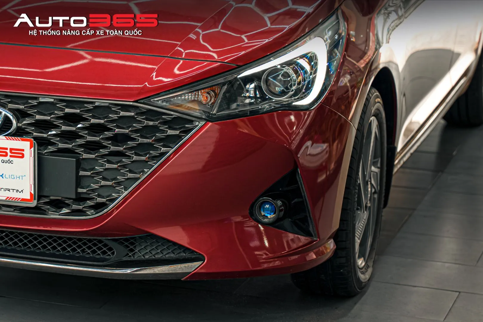 Cận cảnh vị trí đèn gầm trên Hyundai Accent, cho thấy không gian lắp nằm thấp ở hai bên cản trước.