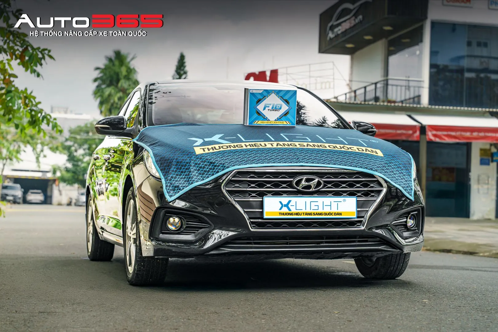 Hyundai Accent màu đen cùng hộp X-Light F10 Turbo trong bộ ảnh được cung cấp.