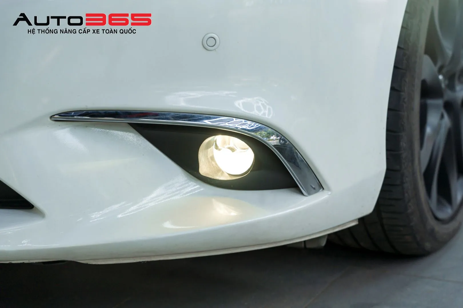 Hình 2: Cận cảnh khu vực hốc đèn gầm trên Mazda 6 màu trắng trong bộ ảnh thực tế.
