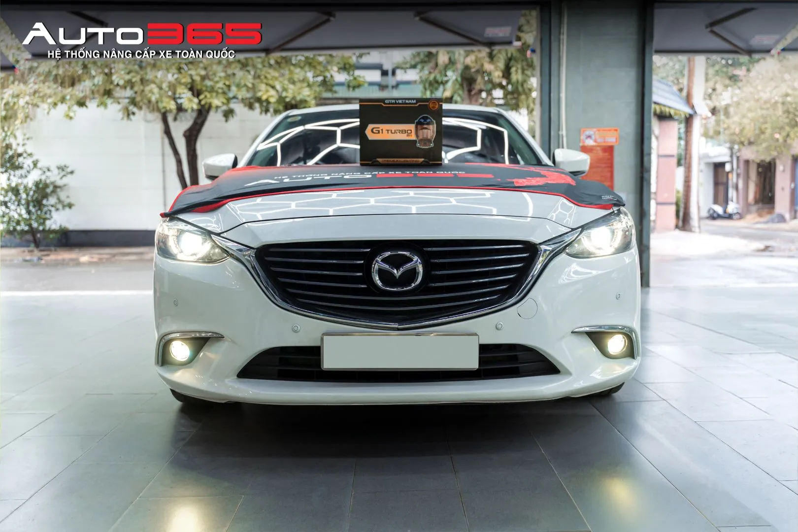 Hình 4: Mazda 6 màu trắng tại Auto365.vn - Trụ Sở Chính cùng sản phẩm dòng GTR G1 Turbo.