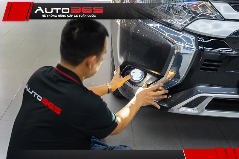 Kỹ thuật viên Auto365 kiểm tra cụm đèn gầm trên xe Mitsubishi