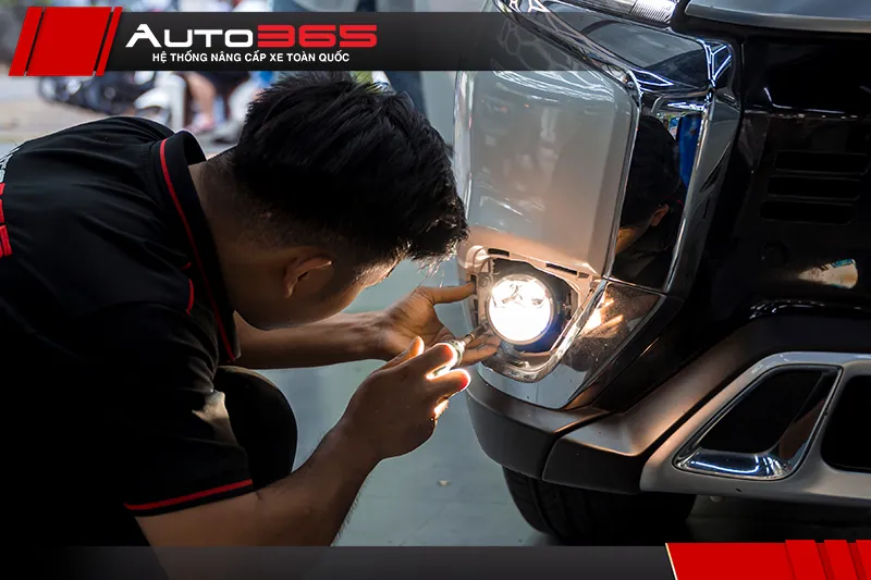 Kỹ thuật viên Auto365 thao tác tại cụm đèn gầm phía trước xe