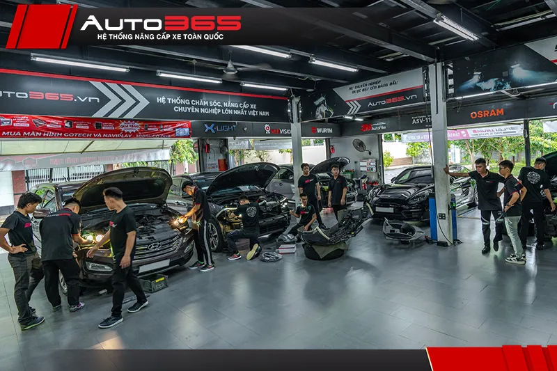 Kỹ thuật viên làm việc tại xưởng Auto365.