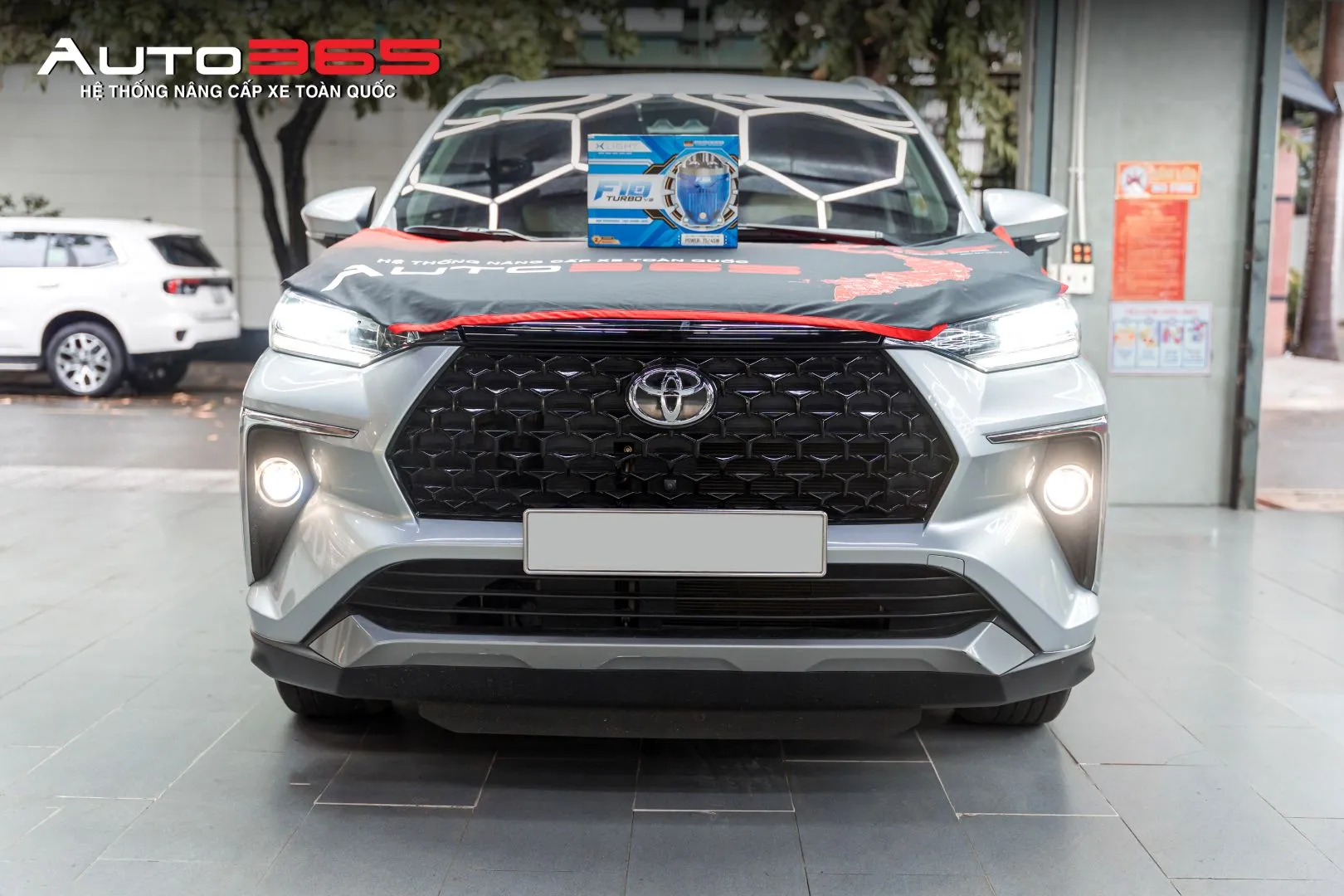 Hình 1. Toyota Veloz Cross cùng X-Light F10 Turbo V2 tại Auto365.vn - Trụ Sở Chính.