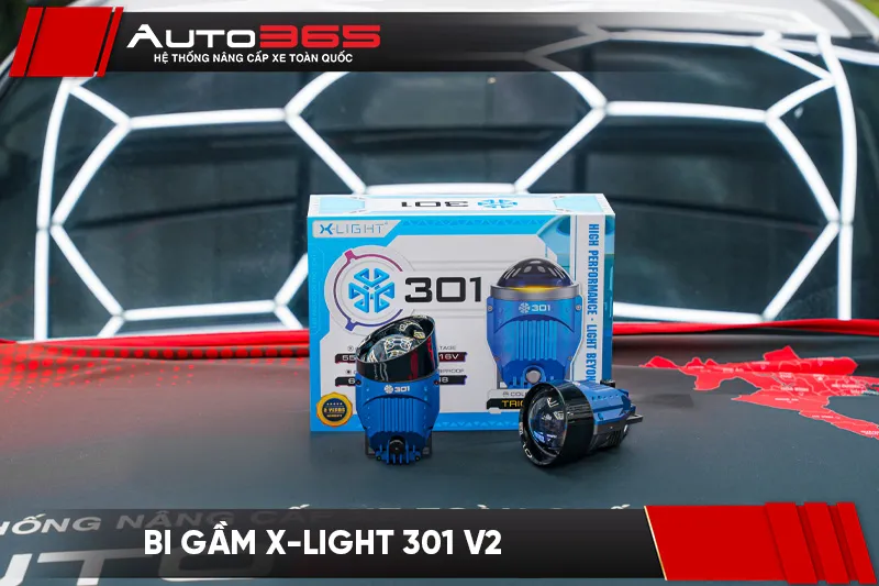 Cặp đèn bi gầm X-Light 301 V2 và hộp sản phẩm trên nắp capo.