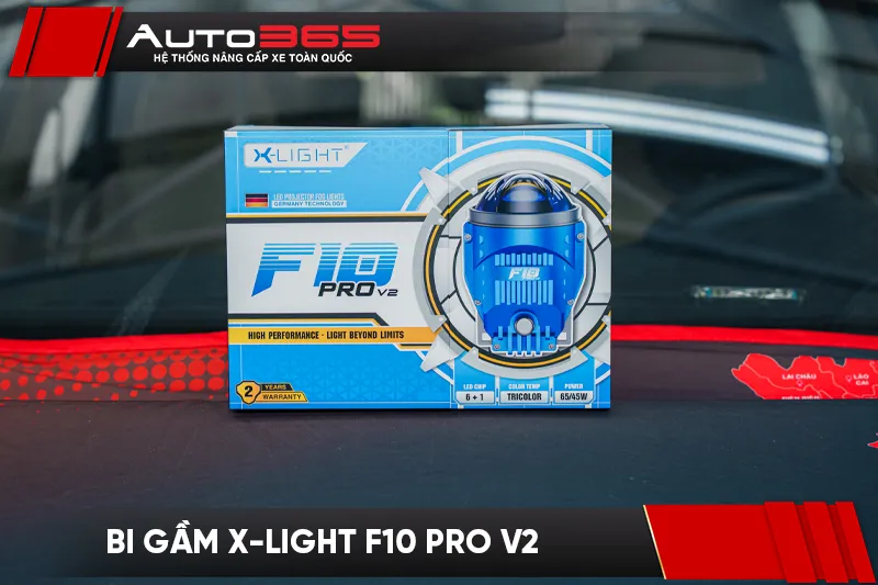  Hộp sản phẩm bi gầm X-Light F10 Pro V2 đặt trên xe.