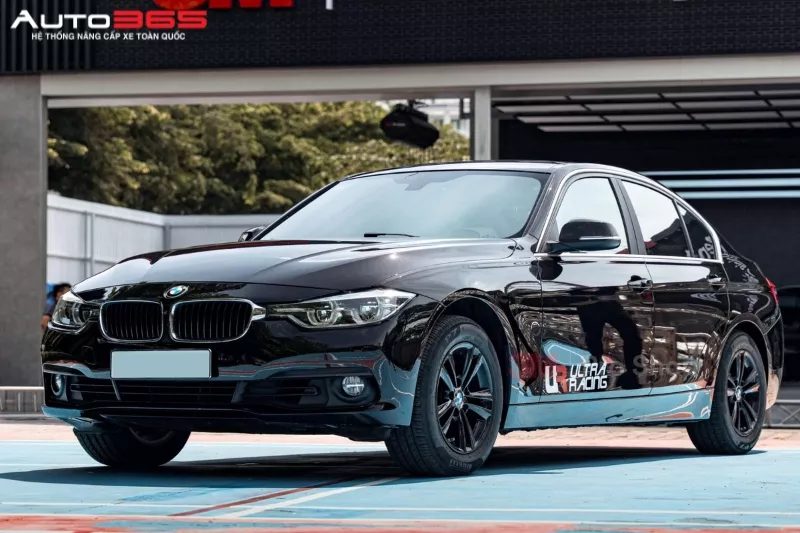 Hình 4. BMW 320i màu đen dán phim cách nhiệt 3M NR25 cho kính lái, NR15 cho kính sườn trước, kính sườn sau và kính lưng