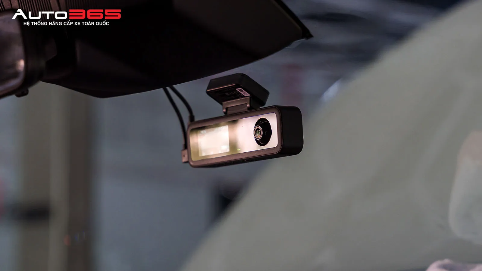 Lắp camera hành trình cho xe điện gọn dưới gương chiếu hậu xe điện