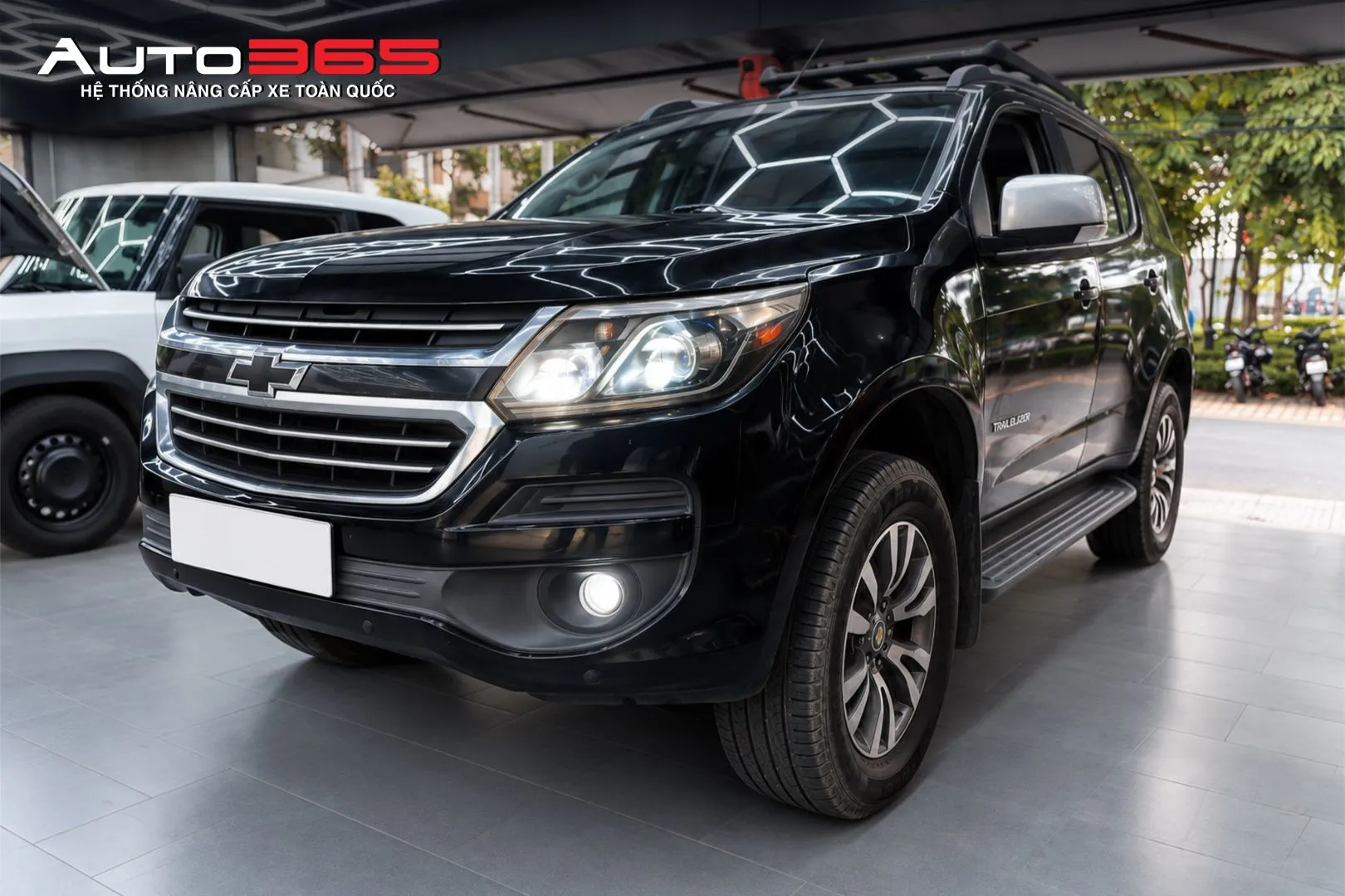 Hình 1. Chevrolet Trailblazer LTZ 2018 sau khi hoàn thiện hạng mục nâng cấp đèn chính tại Auto365.vn - Trụ Sở Chính.