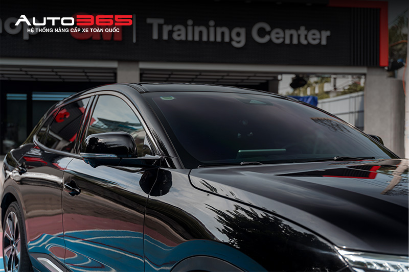 Chiếc xe tại Auto365.vn - Trụ Sở Chính, với góc nhìn kính lái và kính sườn trước