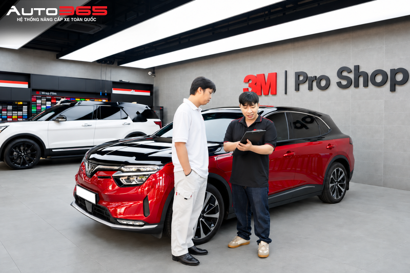 Chủ xe kiểm tra lại các hạng mục PPF cùng kỹ thuật viên Auto365.vn - Trụ Sở Chính trước khi nhận xe