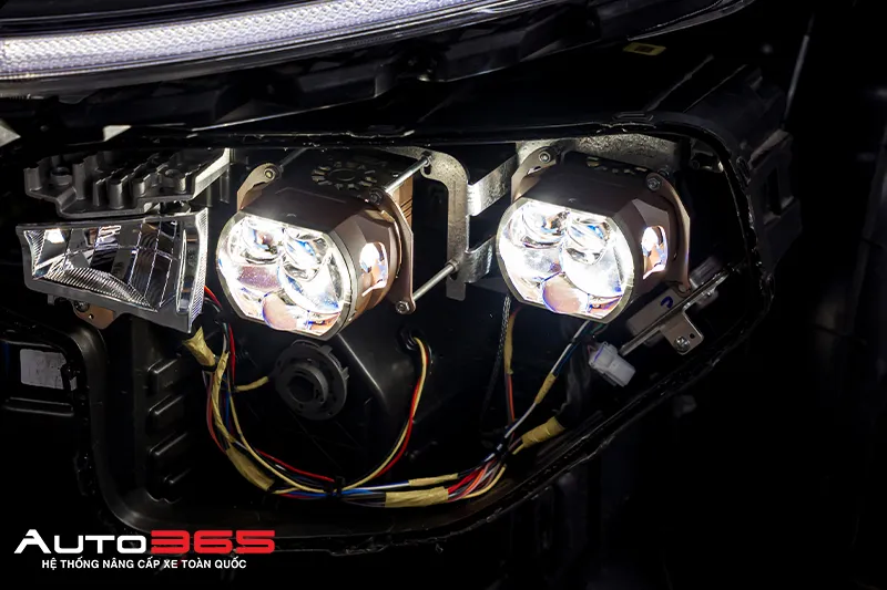 Hai bi LED X-Light V20L Quantum Lens Vuông bên trong cụm đèn Hyundai Accent