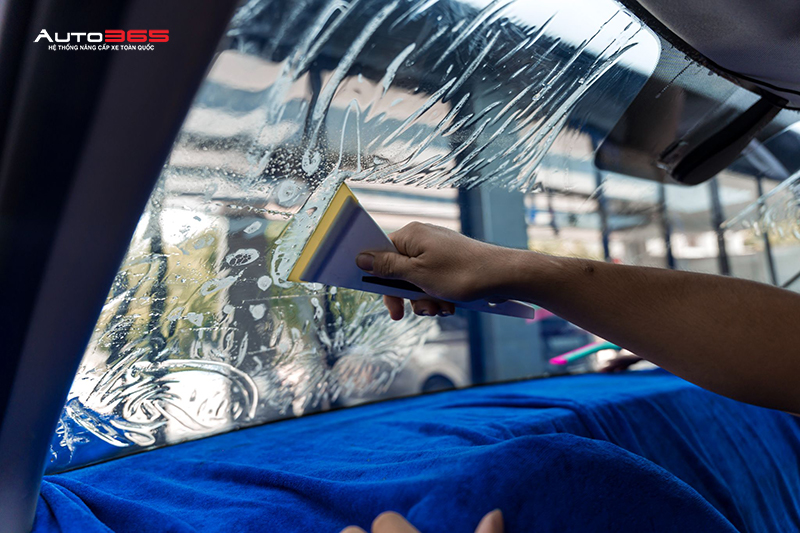 Quy trình thi công dán phim cách nhiệt CR BLK 50 cho Kia Carens tại Auto365.vn - Trụ Sở Chính