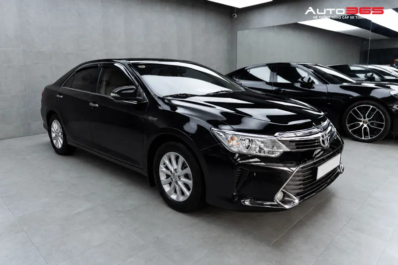 Dán phim cách nhiệt Toyota Camry hoàn thiện tại khu vực thi công