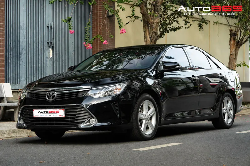 Dán phim cách nhiệt Toyota Camry – hình tổng thể xe và các vị trí kính