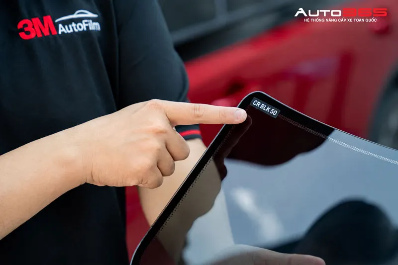 Dán phim cách nhiệt VinFast VF6 tham khảo mã 3M CR BLK 50 khi tư vấn