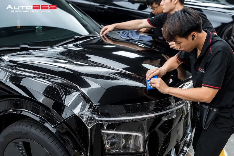 Kỹ thuật viên dán PPF VinFast VF7 tại khu vực đầu xe