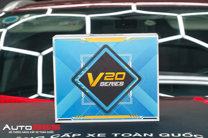 Hộp sản phẩm được đặt trên xe.