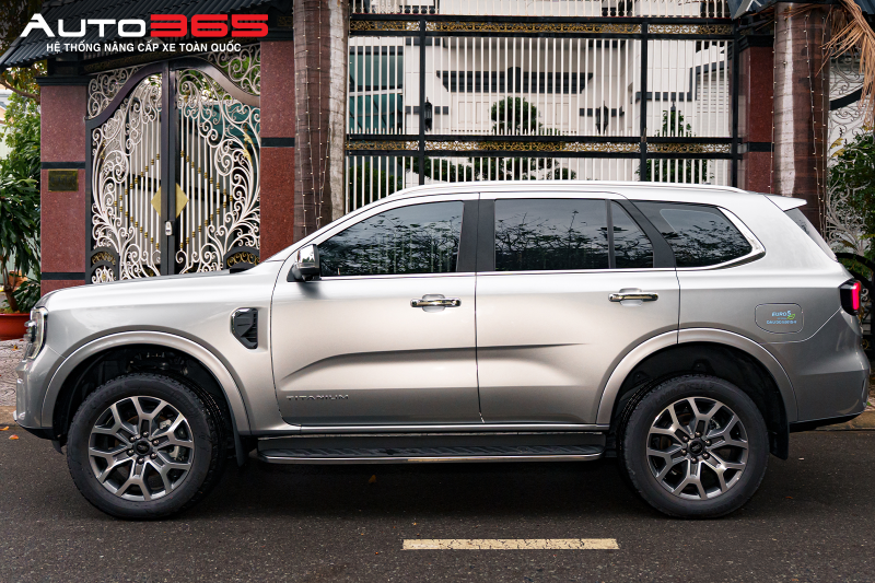 Ford Everest sau khi hoàn thiện phim cách nhiệt, minh họa cách lựa chọn độ sáng - tối khác nhau theo từng vùng kính