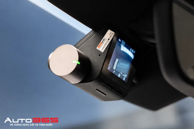 Vị trí camera hành trình 70mai A500S sau kính lái trên Ford Explorer 2024 Limited 2.3L