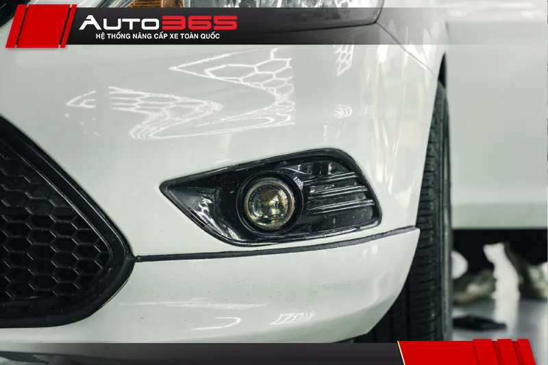 Cụm bi gầm LED cũ trên Ford Focus 2012 2.0L trước khi thay thế.