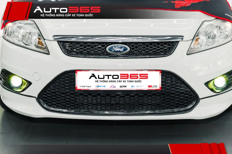 Khu vực đèn gầm Ford Focus 2012 2.0L sau khi lắp X-Light X3 Ultra.