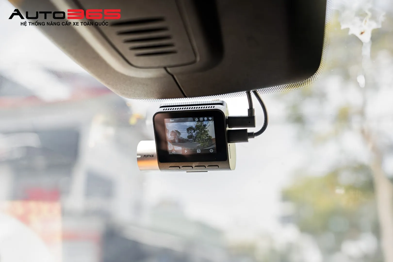 Camera trước 70mai A500S được bố trí ở phần trên kính lái của Ford Focus.