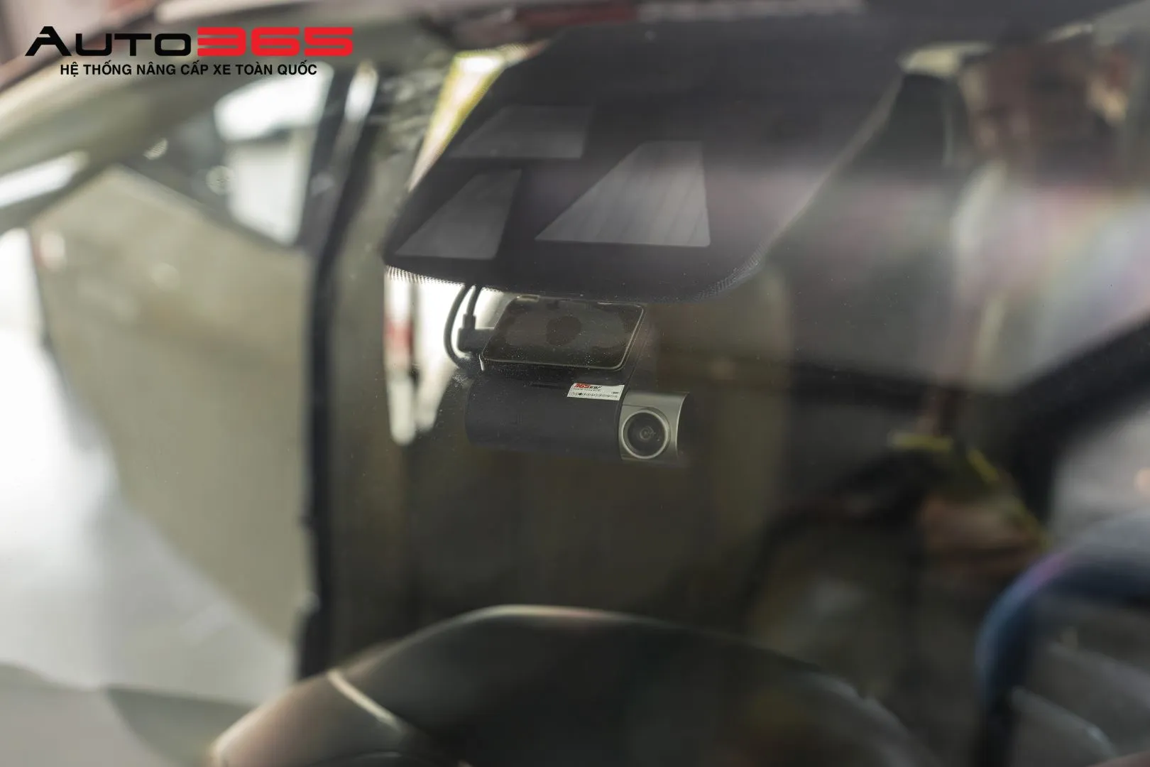 Vị trí camera trước nhìn qua kính lái sau khi thiết bị được cố định trên xe.