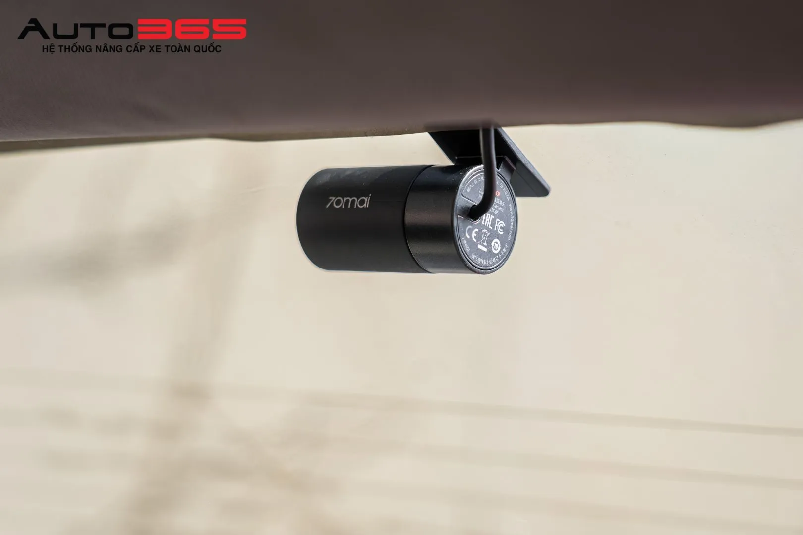 Camera sau được bố trí ở phần trên kính sau để bổ sung hướng ghi hình về phía đuôi xe.