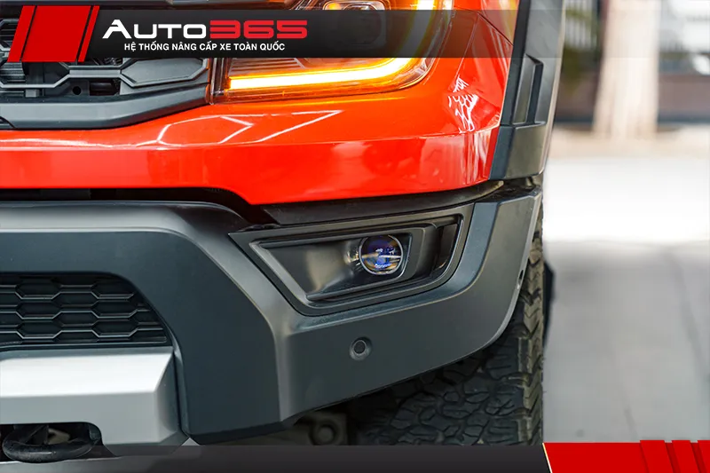 Đèn gầm F10 Hyper 2.0 ở hai bên cản trước Raptor 2025 sau hoàn thiện