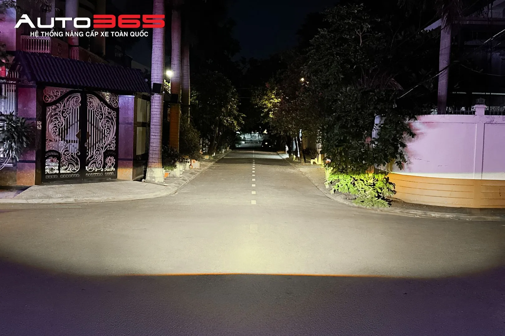 Hình 4. Vùng sáng được ghi nhận trên mặt đường ban đêm từ vị trí quan sát phía trước xe - khung hình thứ nhất.