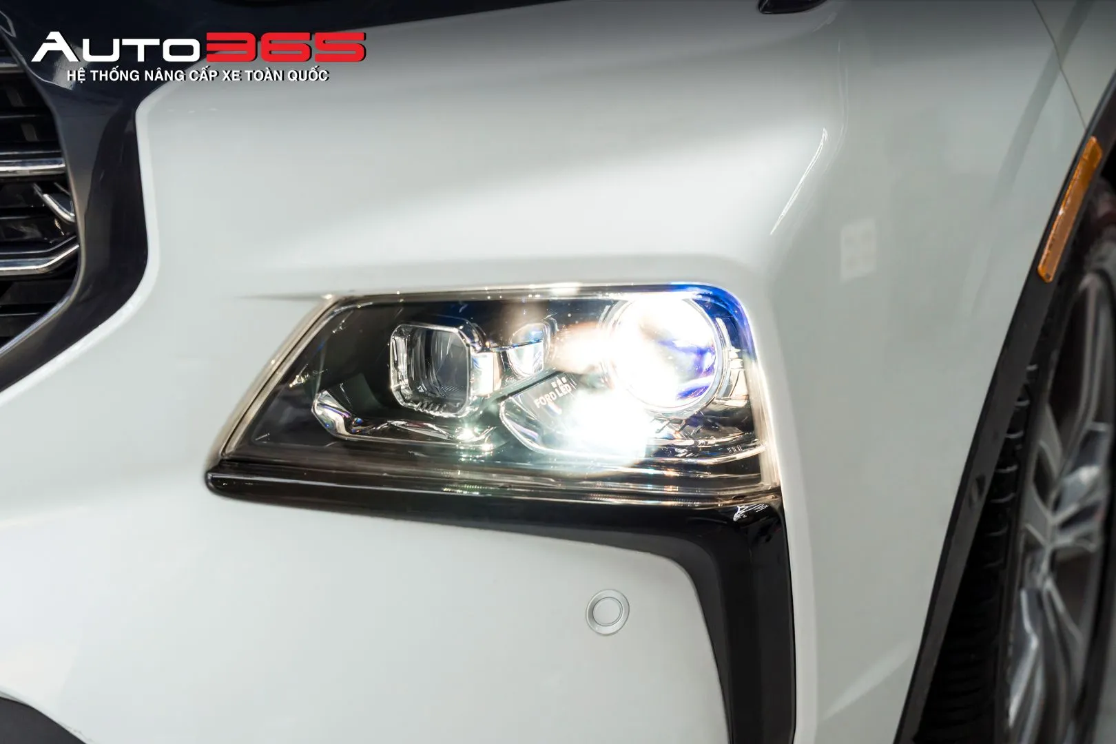 Titan Platinum Plus hoạt động trong cụm đèn phía trước của Ford Territory Titanium X 2023.