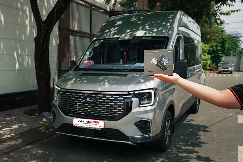 Ford Transit Premium 2025 sau khi lắp camera hành trình 70mai A510.
