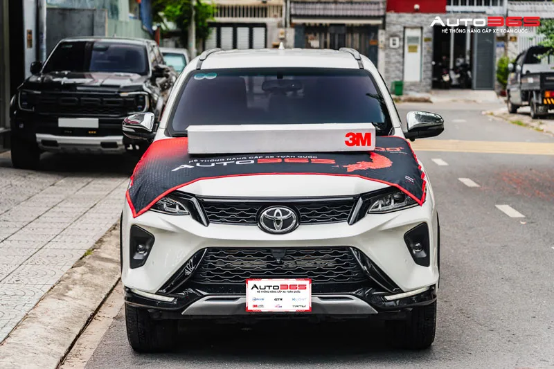 Kính lái Toyota Fortuner sau khi dán phim cách nhiệt 3M Ceramic IR50