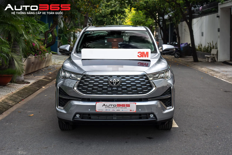 Hình 4. Góc chụp trực diện đầu xe Toyota Innova màu xám sau khi dán phim cách nhiệt 3M tại Auto365.vn - Trụ Sở Chính