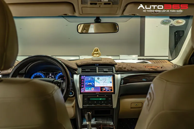 Góc nhìn từ khoang lái Toyota Camry hướng ra kính trước