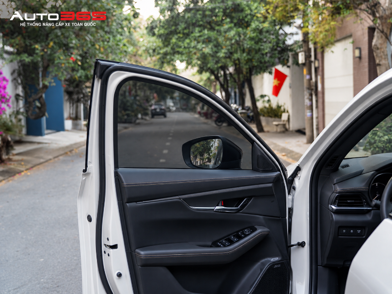 Góc nhìn tham khảo qua kính sườn trước trên một mẫu Mazda khác; ảnh chỉ minh họa góc quan sát, không đại diện cấu trúc cửa Mazda CX-30