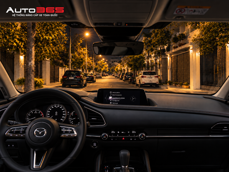 Góc quan sát tham khảo qua kính lái vào ban đêm trên một mẫu Mazda khác; độ sáng hình ảnh còn phụ thuộc môi trường và thiết bị ghi hình