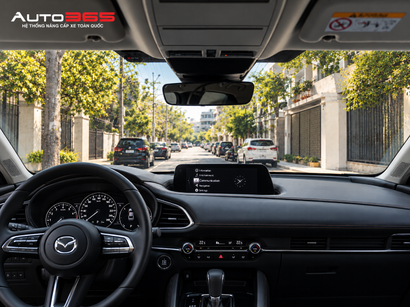 Góc quan sát tham khảo qua kính lái vào ban ngày trên một mẫu Mazda khác; ảnh chỉ minh họa tầm nhìn, không thay thế phép đo VLT trên Mazda CX-30